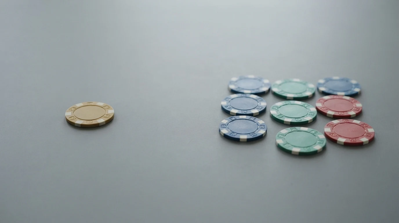 Eine Gegenüberstellung von zehn Casino-Logos, gruppiert nach AT-Lizenzstatus – links der lizenzierte Anbieter, rechts die internationalen Plattformen